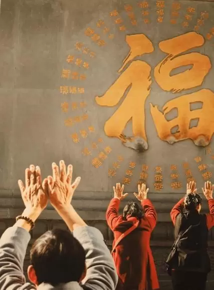 《给阿嬷的情书》五一档悄然上映：潮汕方言、素人出演与侨批叙事引发跨代际共鸣 - 情报图